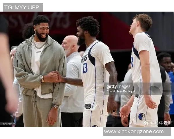 明天独行侠对阵雄鹿浓眉和加福德出战存疑莱夫利可能缺席比赛