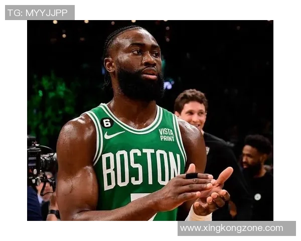 杰伦布朗上半场状态回暖8投4中贡献13分4篮板4助攻表现全面